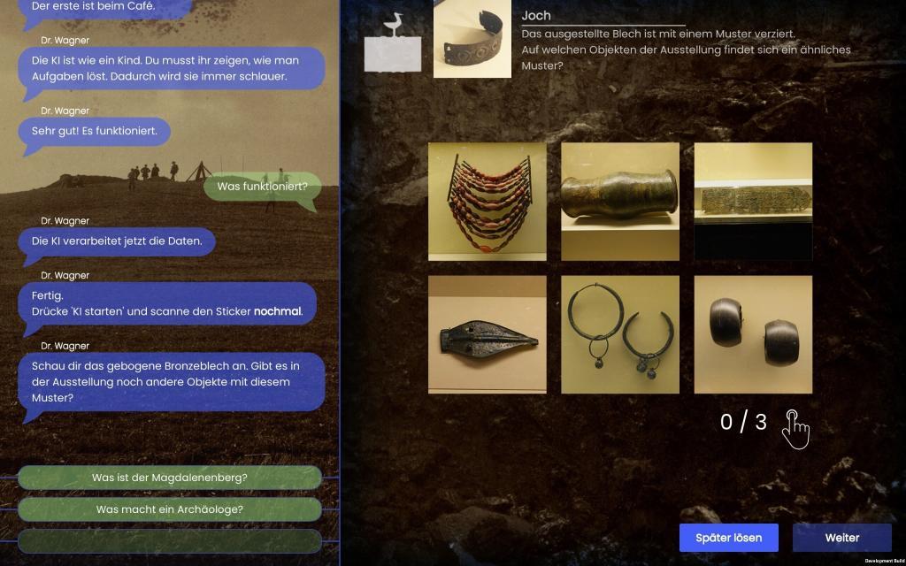 Das Bild zeigt einen Screenshot aus dem AR Spiel Geheimnisgräberei des Spiels, links ist ein Chatfenster zu sehen, die Rechte Seite zeigt eine Aufgabe, bei der Anhand von Fotos die richtigen Objekte mit dem gleichen Muster, wie auf einem Beispielobjekt zu sehen sind markiert werden müssen.