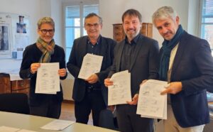 Die Vertragspartner mit den Unterschriebenen Verträgen der Forschungskooperation.