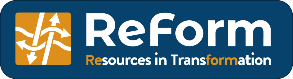 Logo von ReForm, es zeigt auf einem blauen Rechteck im linken Teil ein oranges Rechteck mit ineinander gewebten vier weißen Pfeilen. Rechts daneben steht ReForm und darunter Ressources in Transformation.